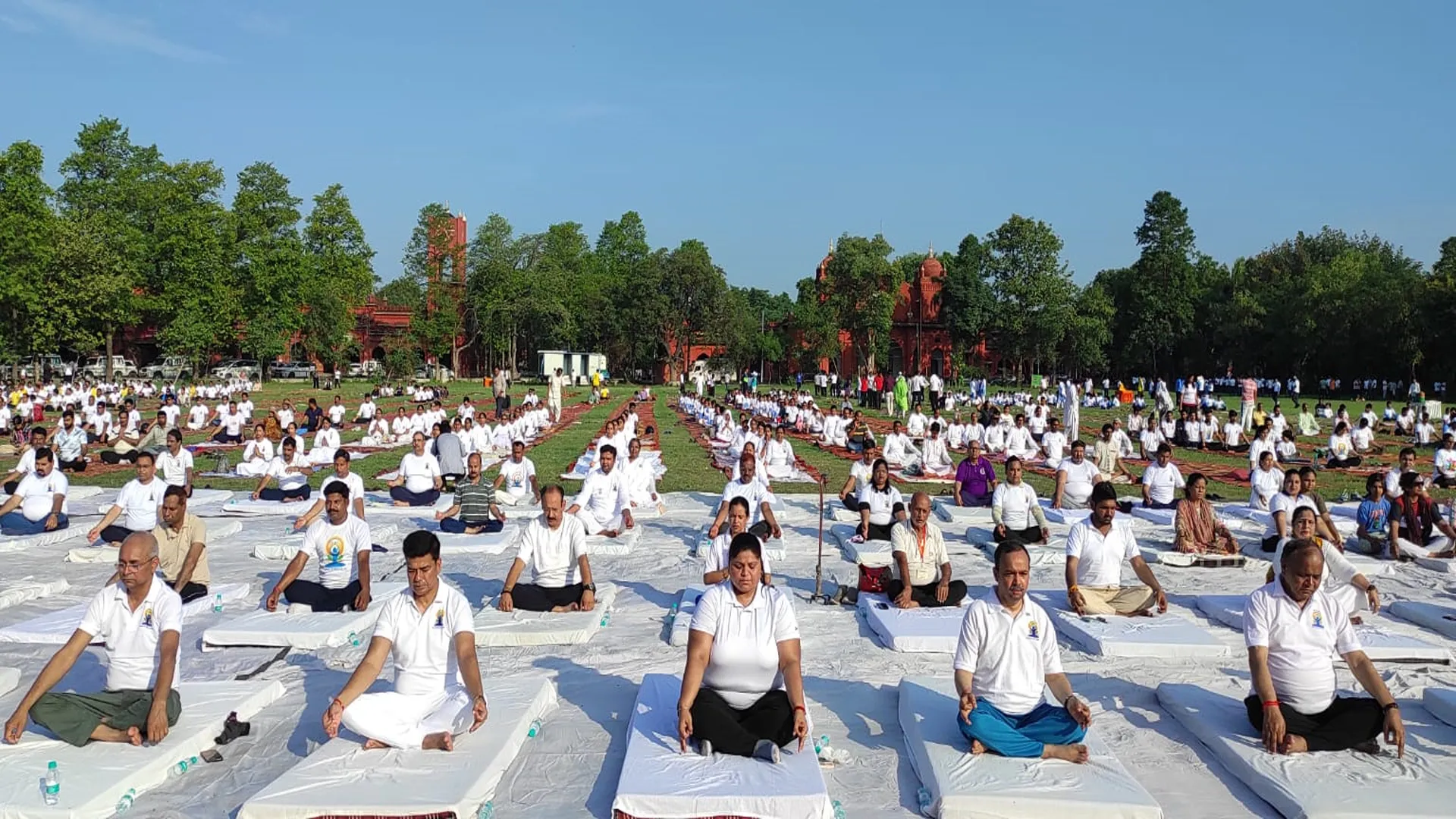 बरेली : प्रभारी मंत्री ने योग के बताए फायदे, बरेली कॉलेज में हुआ योग संगम