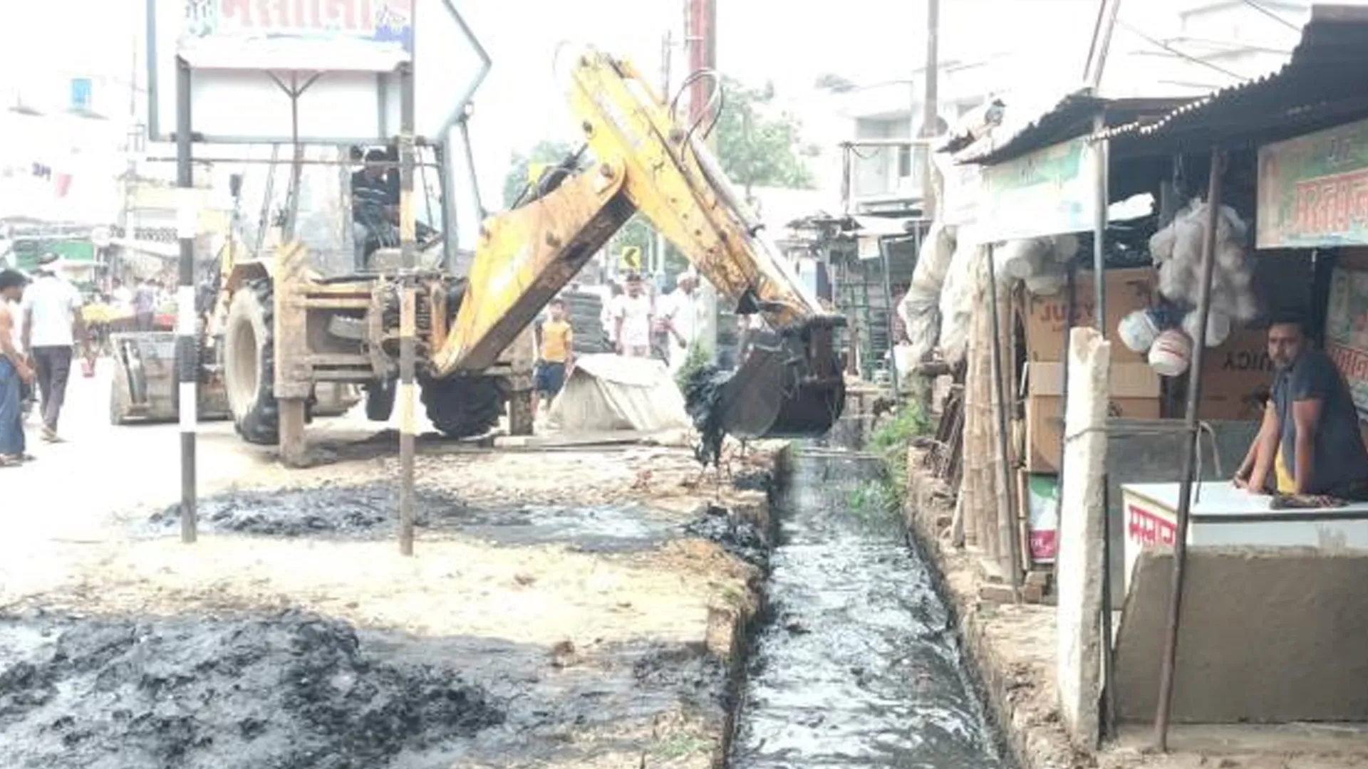 संभल : बहजोई में फिर अतिक्रमण पर चला बुलडोजर