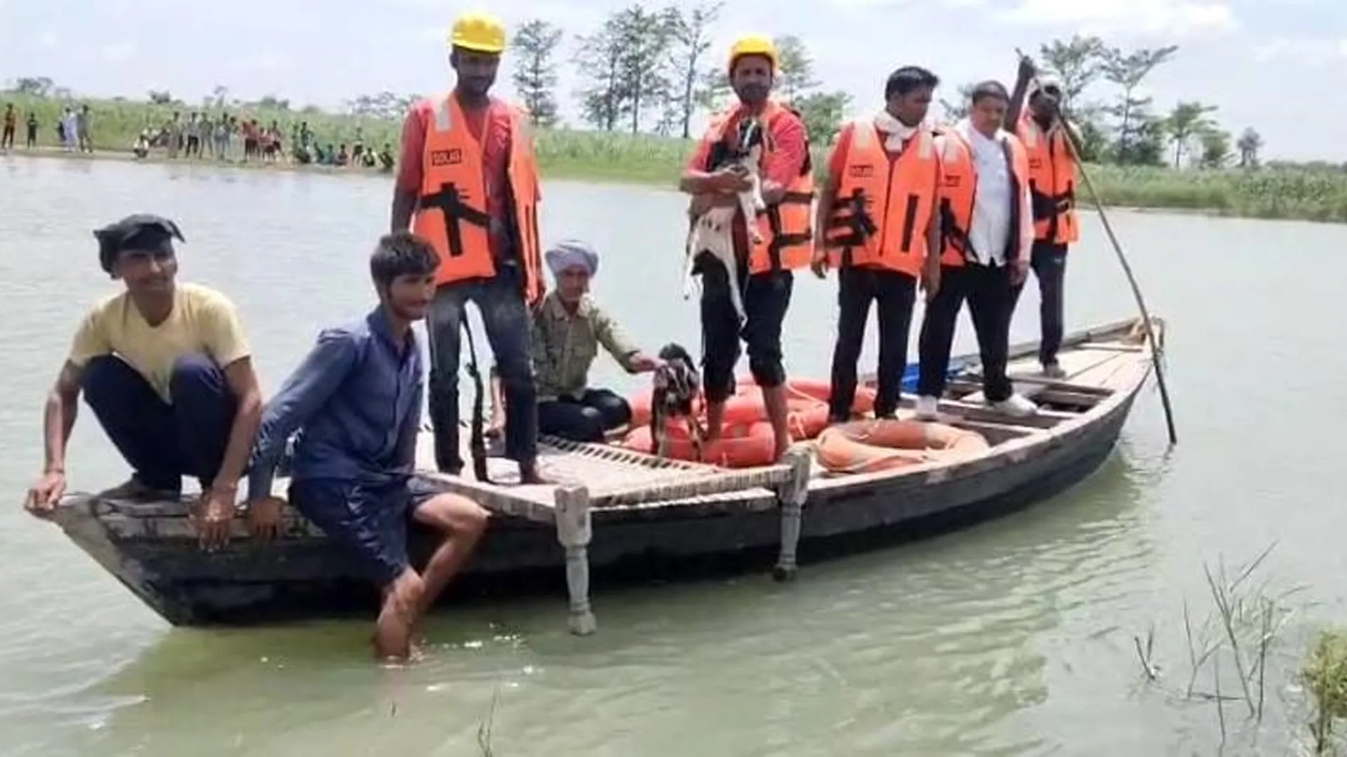 लखीमपुर खीरी: नाव पलटते ही एनडीआरएफ ने लोगों को बचाया...मॉकड्रिल