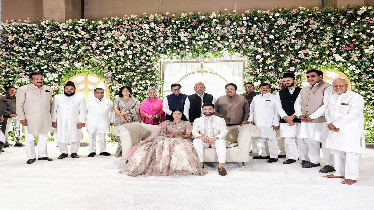 रिंकू सिंह और सपा सांसद प्रिया सरोज की हुई सगाई, अखिलेश यादव व जया बच्चन समेत कई हस्तियां हुईं शामिल, देखें वीडियो 