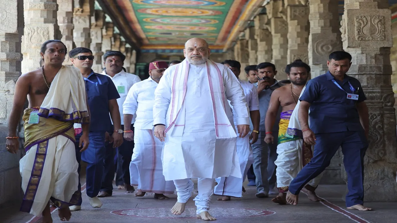 अमित शाह ने मीनाक्षी मंदिर में की पूजा-अर्चना, कहा- DMK सरकार के भ्रष्टाचार’ से तंग आ चुके हैं तमिलनाडु के लोग