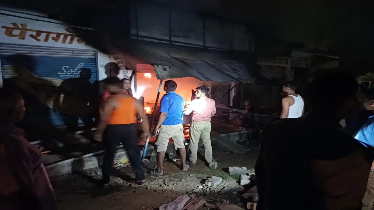 सुलतानपुर: हरौरा में शॉर्ट सर्किट से जूते-चप्पल की दुकान में भयंकर आग, 15 लाख का नुकसान