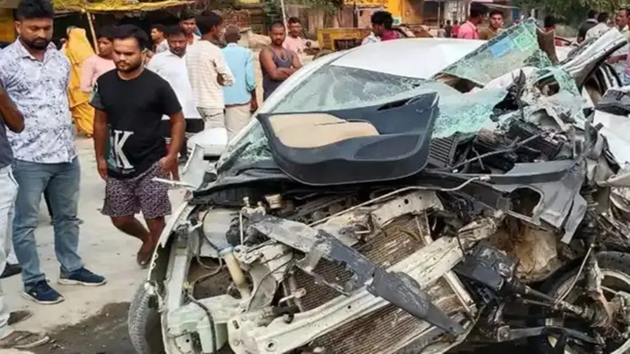 शाहजहांपुर में रफ्तार का कहर: खड़े ट्रक से टकराई बेकाबू कार, एक ही परिवार के तीन लोगों की मौत, 3 घायल