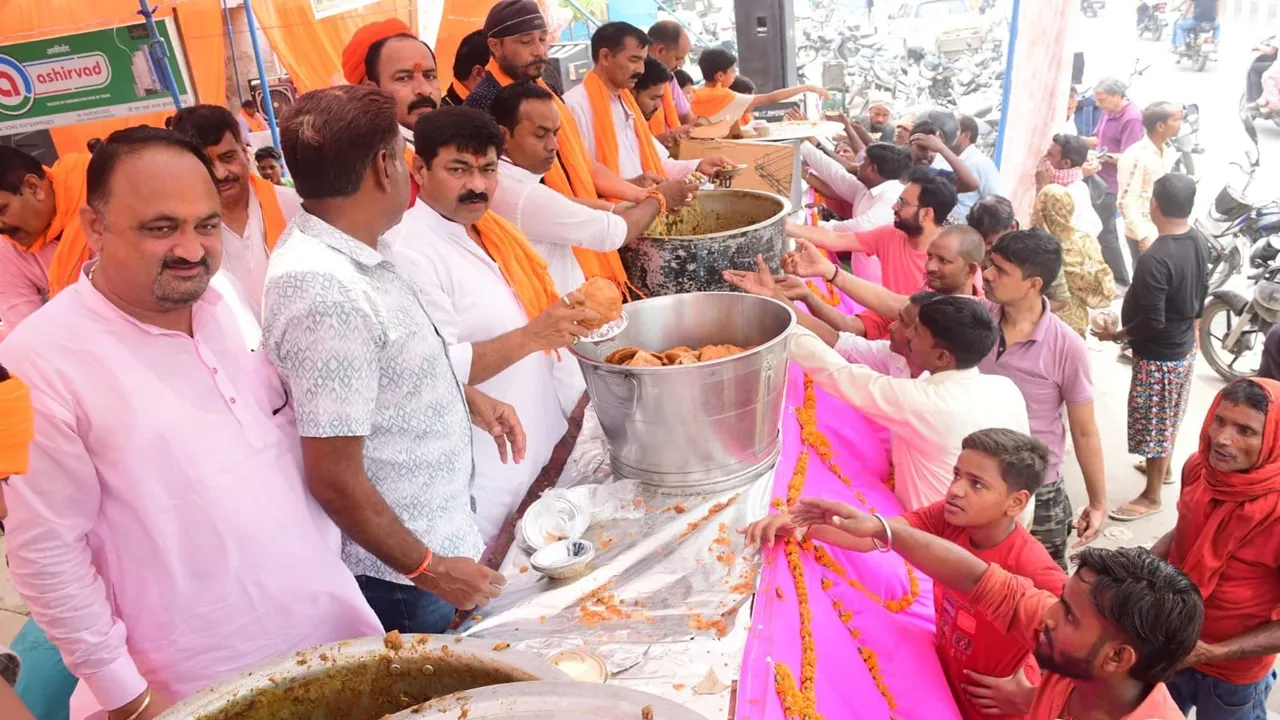 बाराबंकी: आखिरी बड़े मंगल पर उमड़ी आस्था, हनुमान मंदिरों में दिनभर रहा श्रद्धालुओं का सैलाब