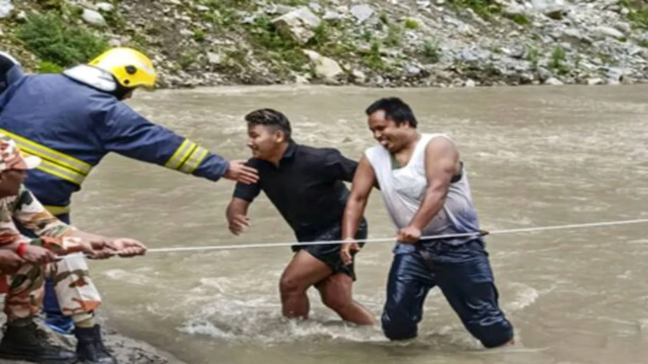 सिक्किम में भारी बारिश और भूस्खलन का कहर, लाचेन-लाचुंग में 1350 पर्यटक फंसे, रेड अलर्ट जारी