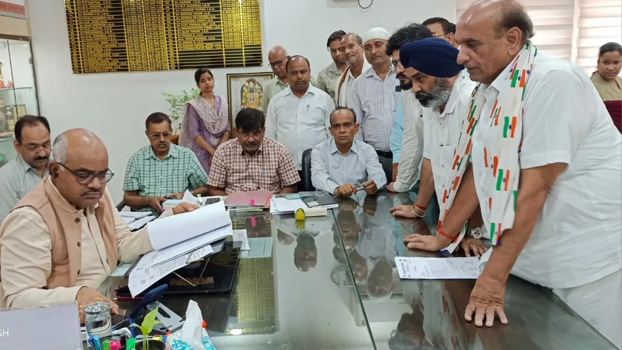 कानपुर: दक्षिण में सरायमीता के 20 हजार लोग पी रहे जहरीला पानी, कांग्रेसियों ने डीएम को सौंप ज्ञापन