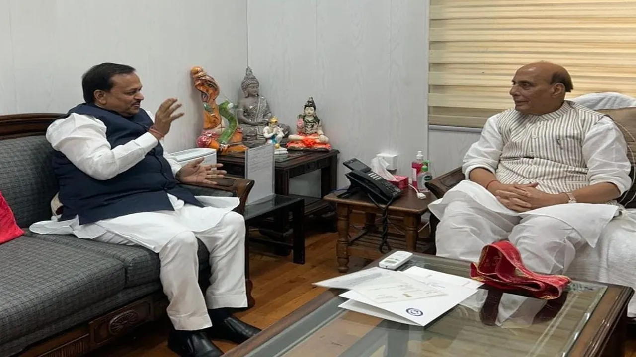 कानपुर: रक्षा मंत्री से मिले सांसद, कैंट के विकास की मांग