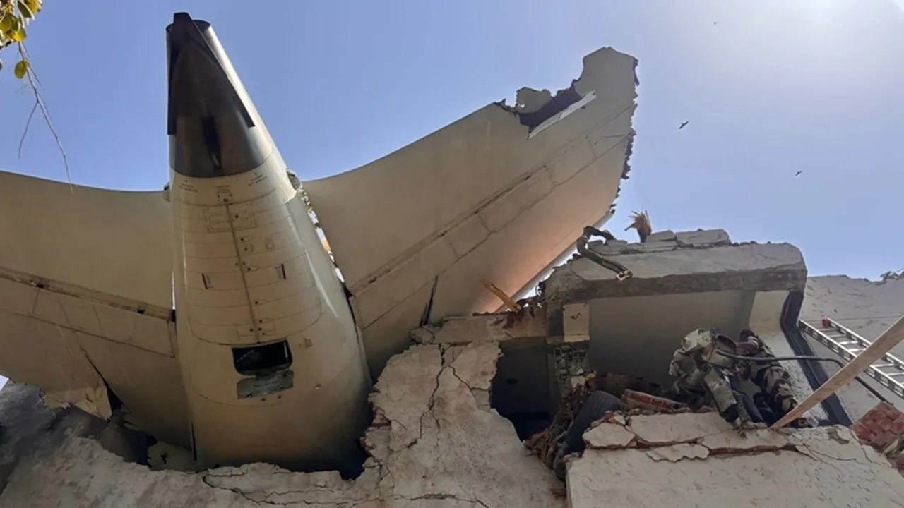 Ahmedabad plane crash: अहमदाबाद और दिल्ली में स्थापित किये गए नियंत्रण कक्ष, हेल्पलाइन नंबर जारी