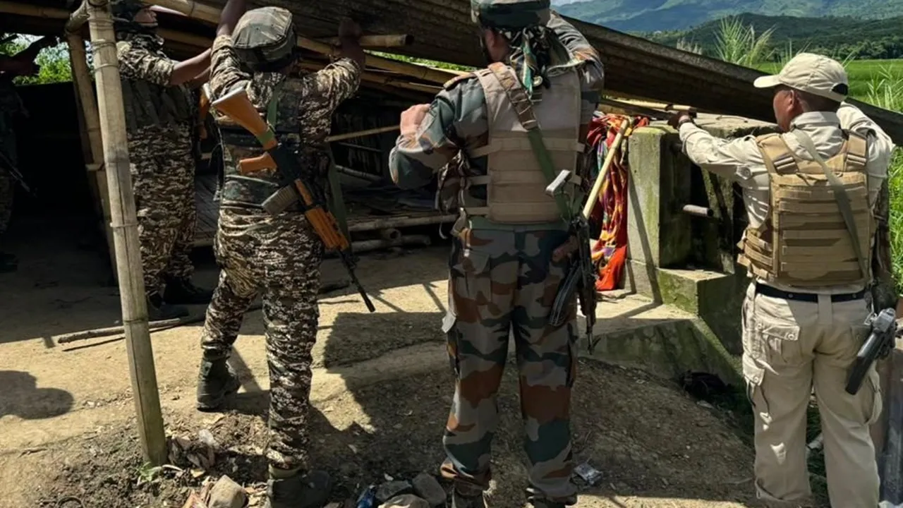 मणिपुर में सुरक्षाबलों को मिली बड़ी कामयाबी: 300 से अधिक राइफल और गोला-बारूद बरामद 