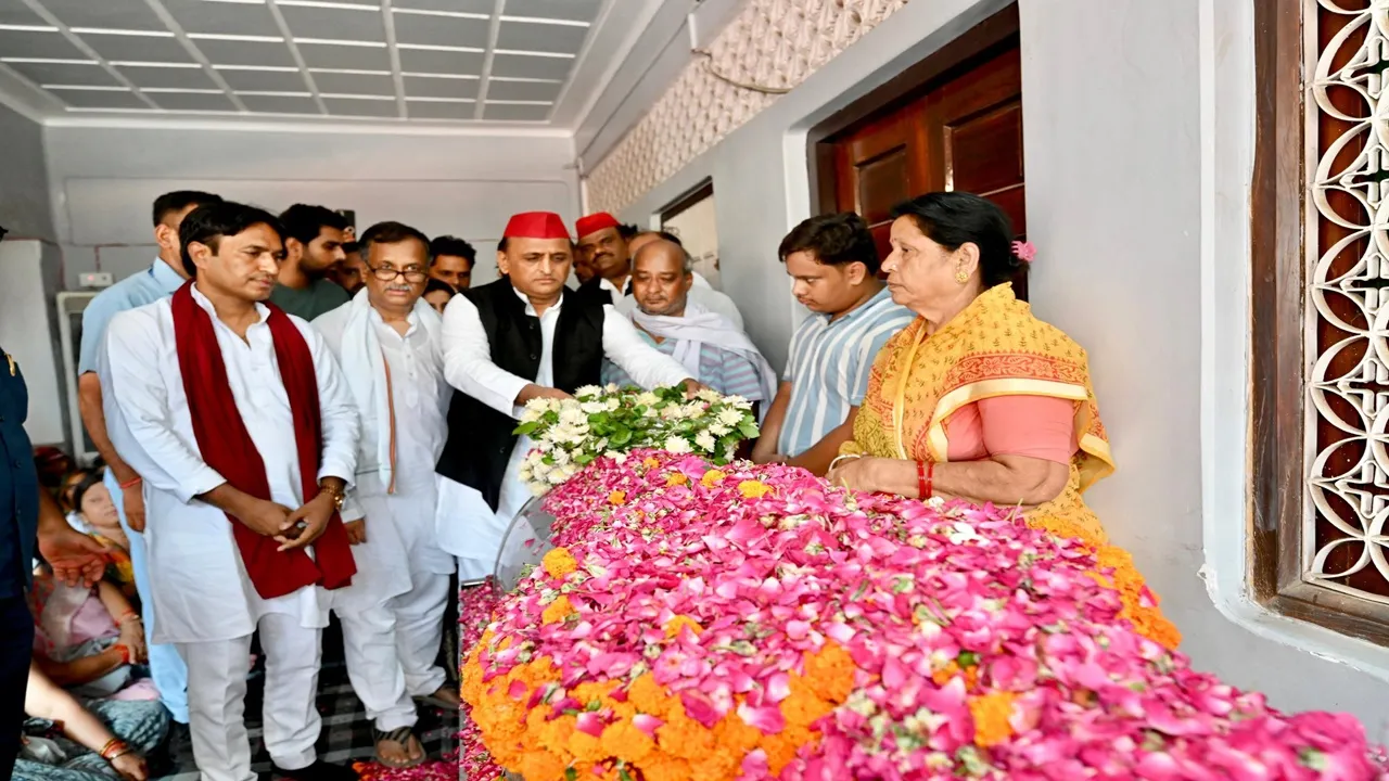 फर्रुखाबाद: पूर्व सपा सांसद छोटे सिंह यादव को अखिलेश यादव ने दी श्रद्धांजलि, गंगा पांचाल घाट पर किया गया अंतिम संस्कार 