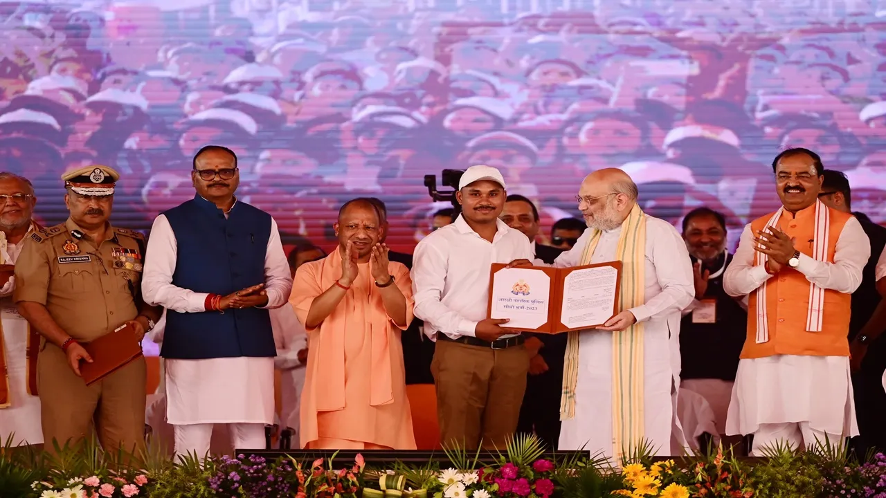 अमित शाह और योगी ने नवचयनित सिपाहियों को सौंपा नियुक्ति पत्र, देखें तस्वीरें