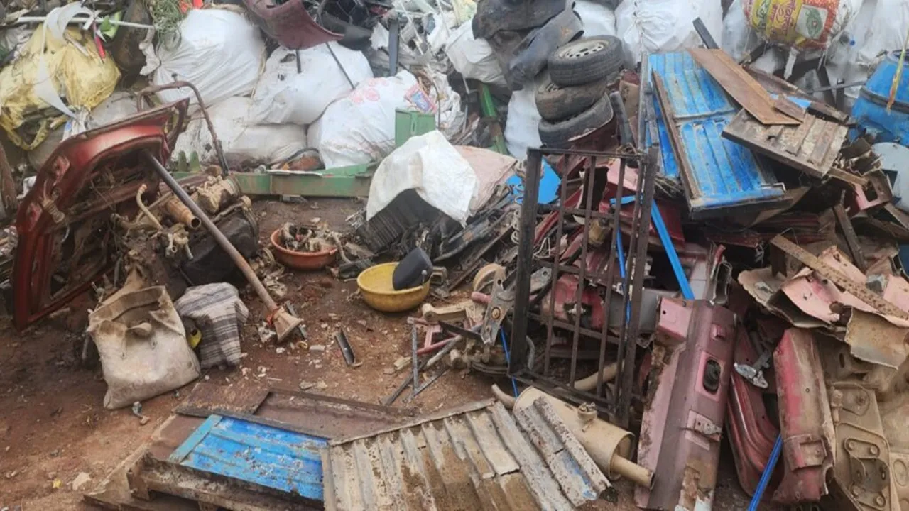 सीलमपुर में कभी फल-फूल रहा था कबाड़ कारोबार, अब मंदी की मार झेल रहे लोग