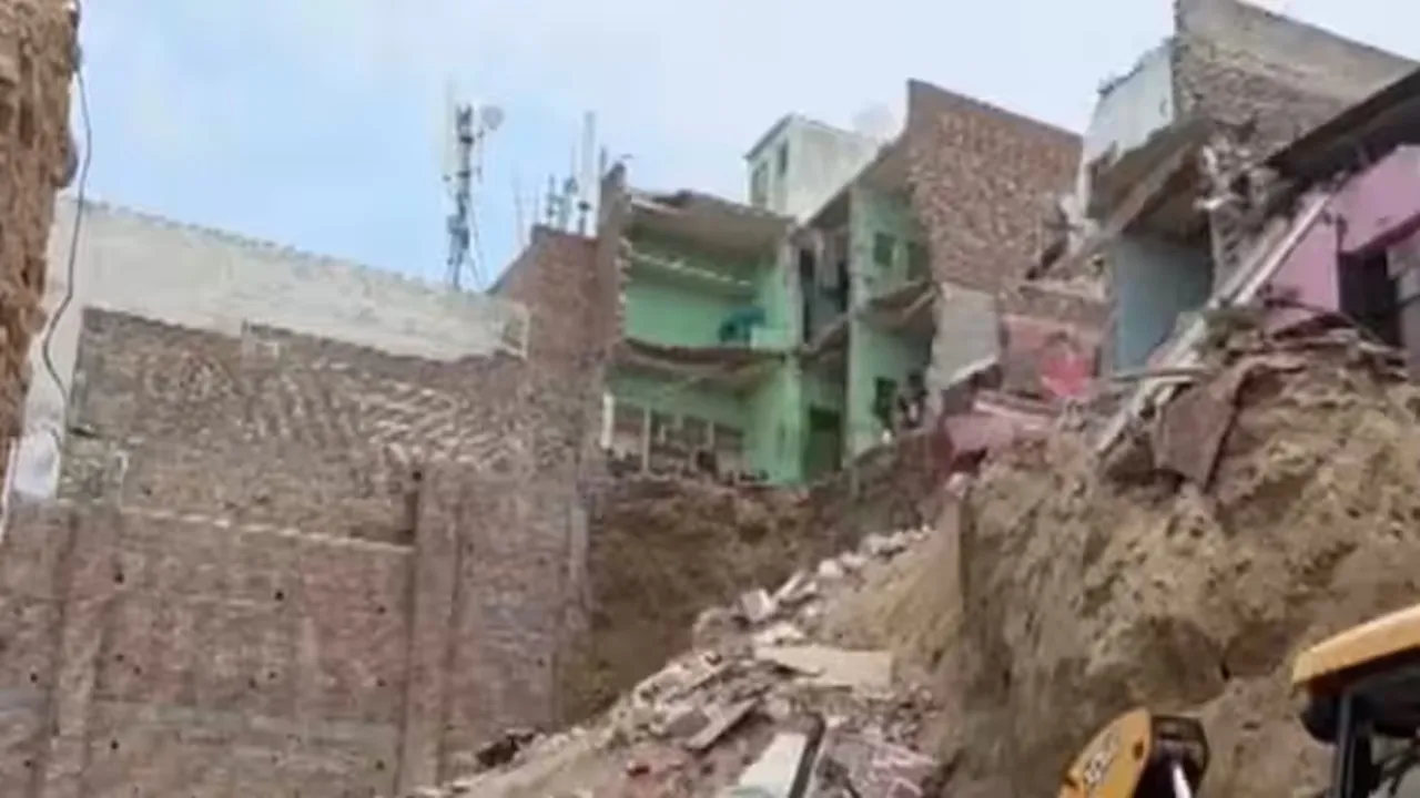 मथुरा में भीषण हादसा: टीला धंसने से बहुमंजिला इमारत ढही, दो बच्चियों समेत तीन लोगों की मौत