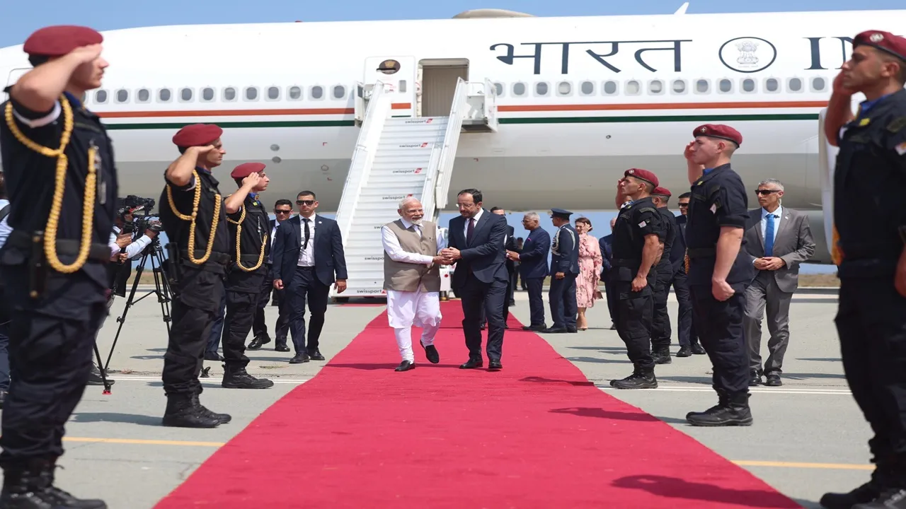 Cyprus Visit: साइप्रस पहुंचे पीएम मोदी, राष्ट्रपति निकोस ने लार्नाका एयरपोर्ट पर किया स्वागत