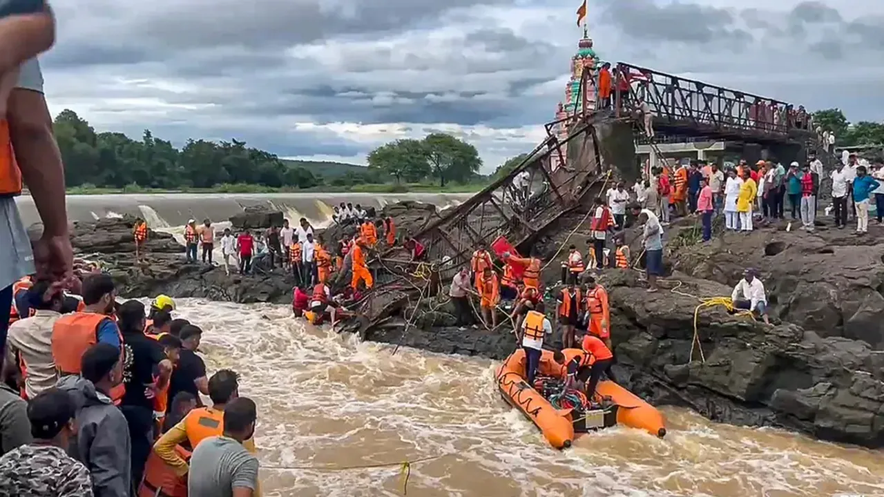 Pune bridge accident: हादसे में चार की मौत, कांग्रेस ने जताया दुख, कहा- जवाबदेही तय होना जरूरी 