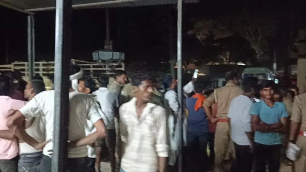 सीतापुर में दर्दनाक हादसा: सड़क किनारे खड़े चार किशोरों पर पलटा ट्रक, परिजनों में मचा कोहराम