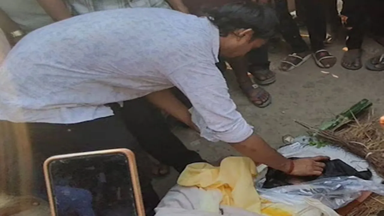 वादा किया था तुम्हें अपनी दुल्हन बनाऊंगा... प्रेमिका ने फंदा लगाकर दी जान, तो प्रेमी ने मांग भरकर दी अंतिम विदाई, जानें पूरा मामला   