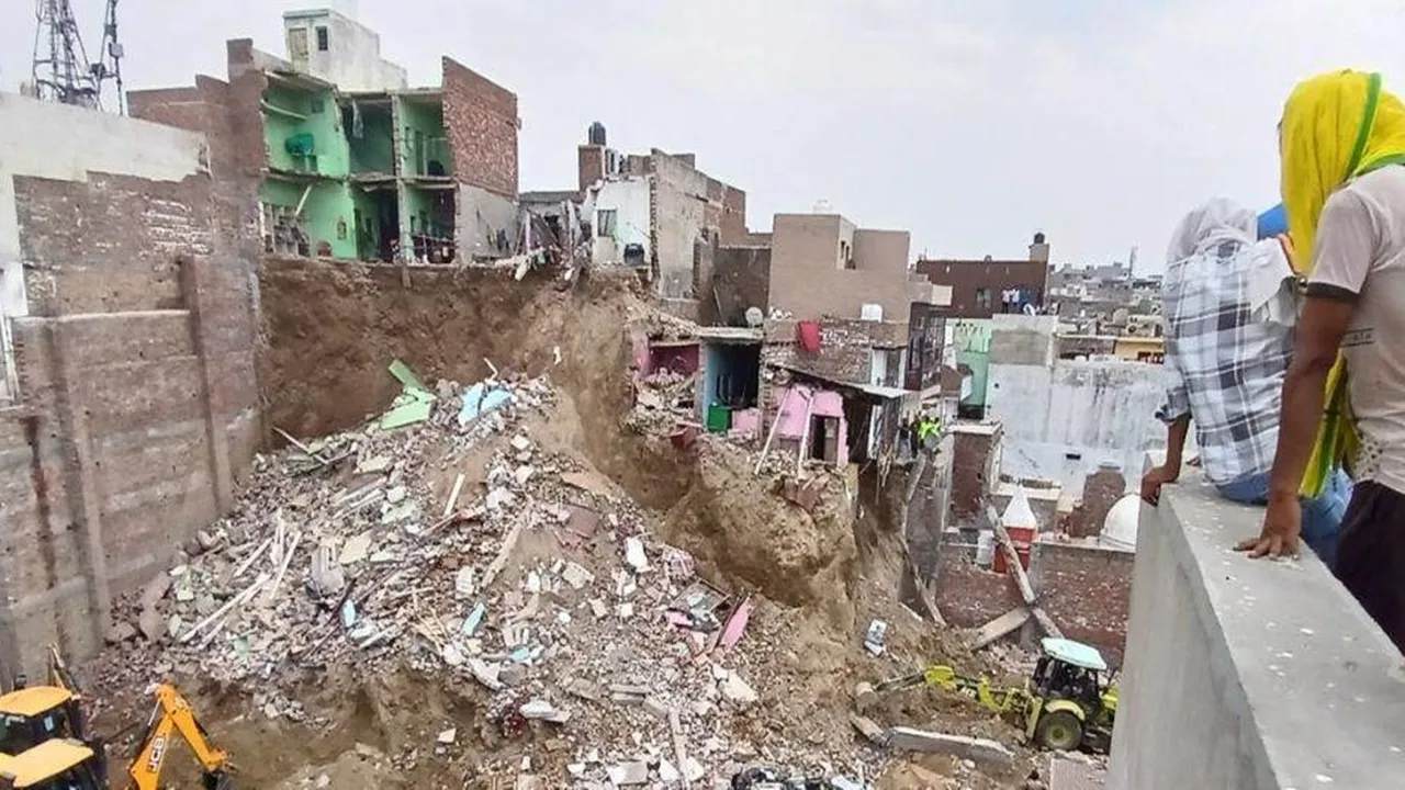 मथुरा: टीला धंसने से 2 बहनों समेत तीन की मौत के मामले डीएम ने दिए मजिस्ट्रेटी जांच के आदेश