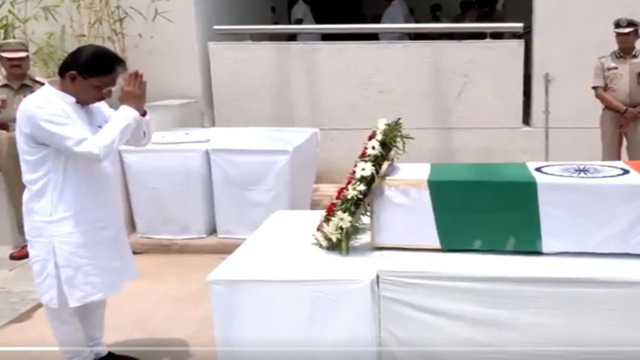 अहमदाबाद विमान दुर्घटना: परिजनों को सौंपा गया पूर्व मुख्यमंत्री रूपाणी का शव, राजकोट में आज होगा अंतिम संस्कार