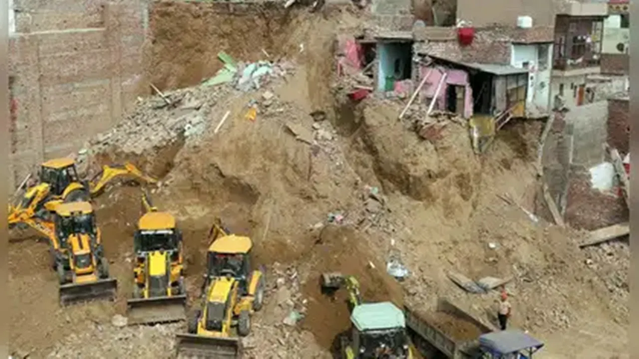 मथुरा मकान ढहने का मामला: मुख्य आरोपी पर 25 हजार रुपये का इनाम घोषित 