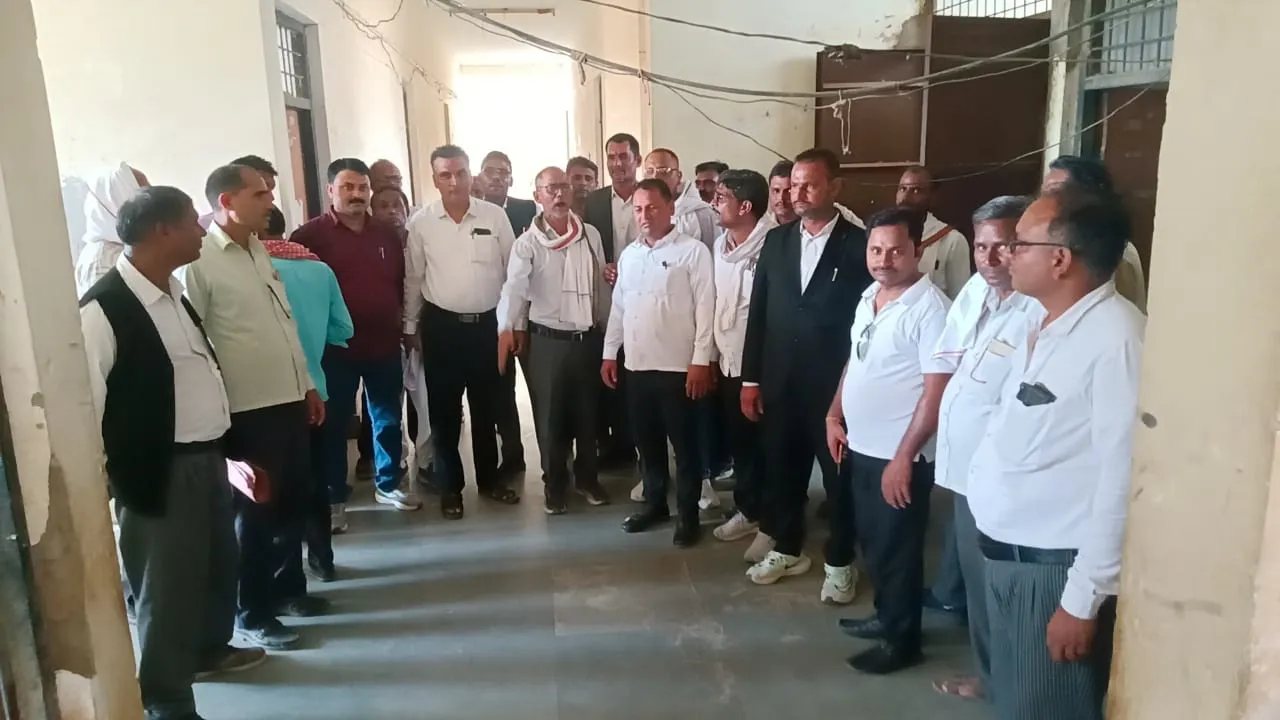 प्रयागराज: कोरांव तहसील में अधिवक्ताओं की हड़ताल जारी, बोले अध्यक्ष एसडीएम के हटाये जाने तक जारी रहेगा आंदोलन