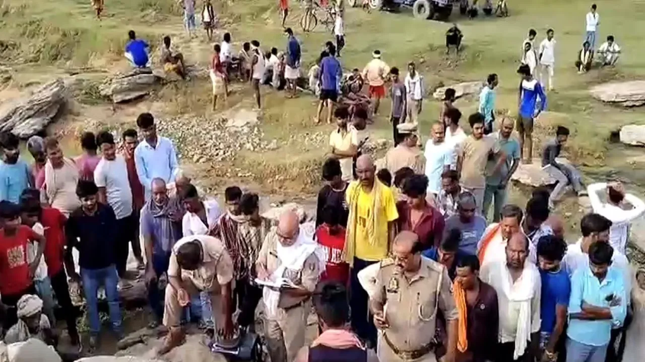 फतेहपुर में दर्दनाक हादसा: मिट्टी की टीला ढहने से मलबे में दबकर तीन लोगों की मौत 