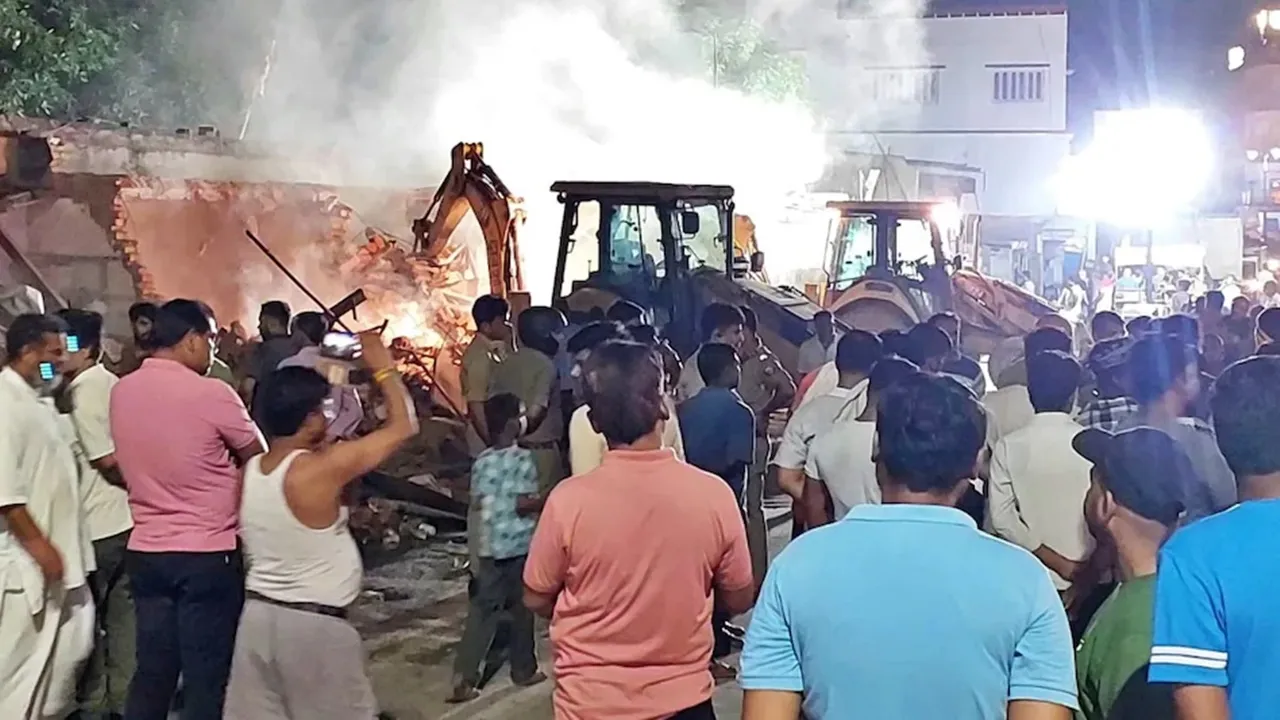 पीएम मोदी के संसदीय क्षेत्र में चला बाबा का बुलडोजर, 'पहलवान लस्सी' और 'चाची की कचौरी' समेत कई प्रतिष्ठित दुकानें जमींदोज, स्थानीय लोगों में रोष  