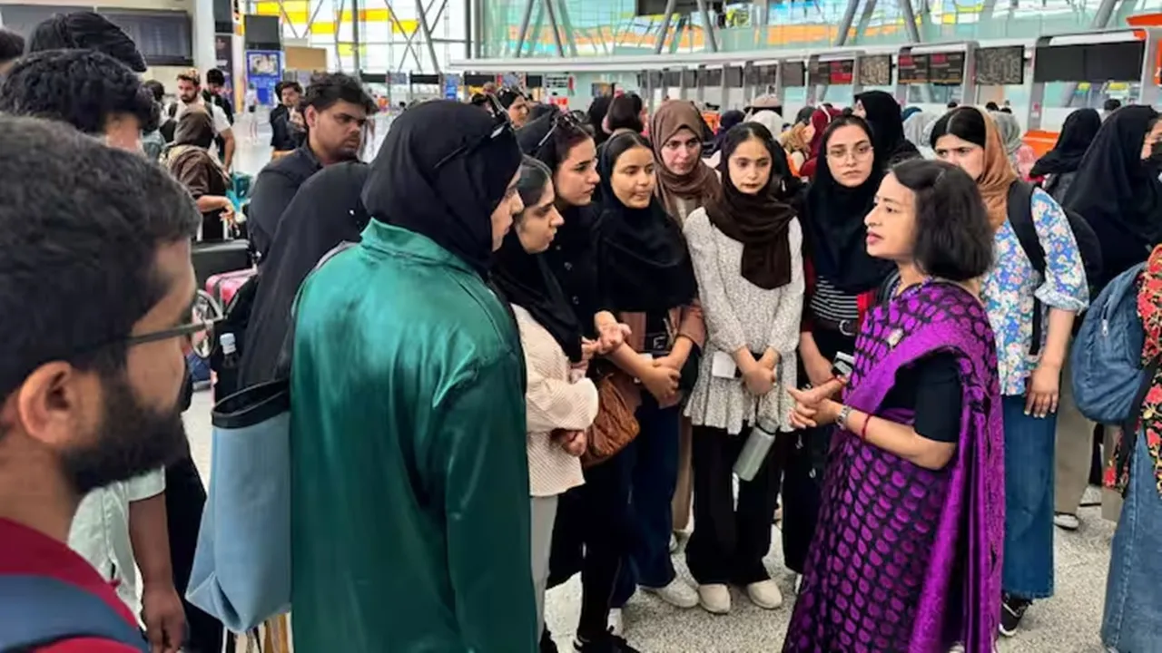 Israel-Iran War: ईरान से निकाले गए 100 से अधिक भारतीय छात्र, दिल्ली लेकर पहुंचा विमान, छात्रों ने सुनाई आपबीती