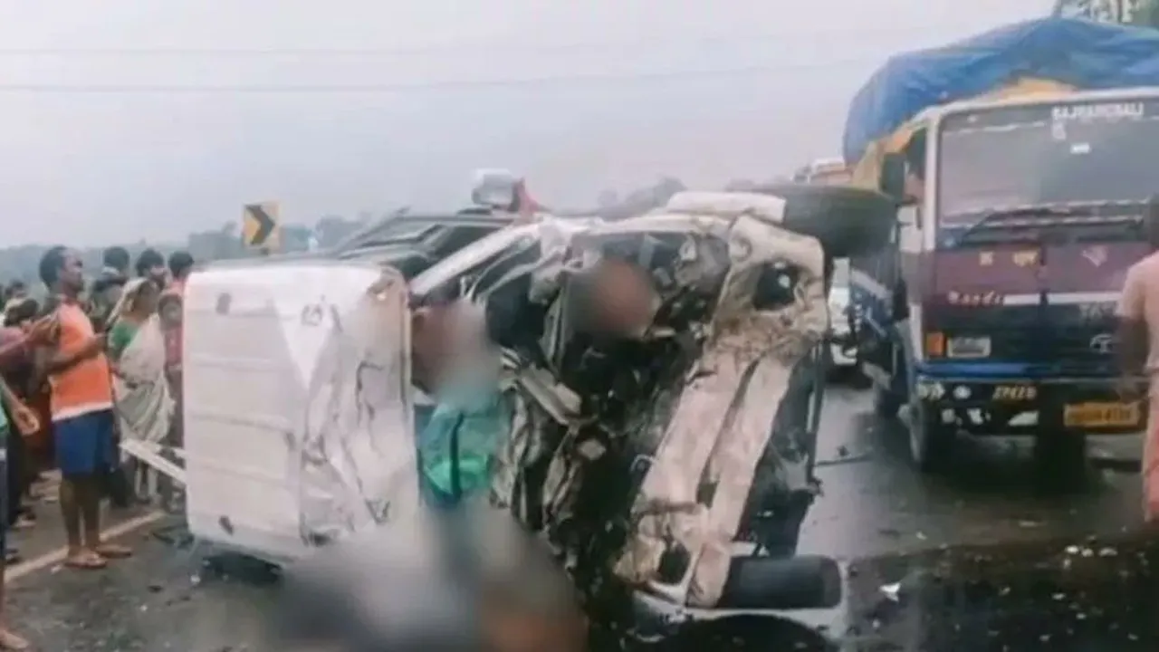 पश्चिम बंगाल में भीषण हादसा: ट्रेलर ट्रक की टक्कर से कार के उड़े परखच्चे, 9 लोगों की मौत