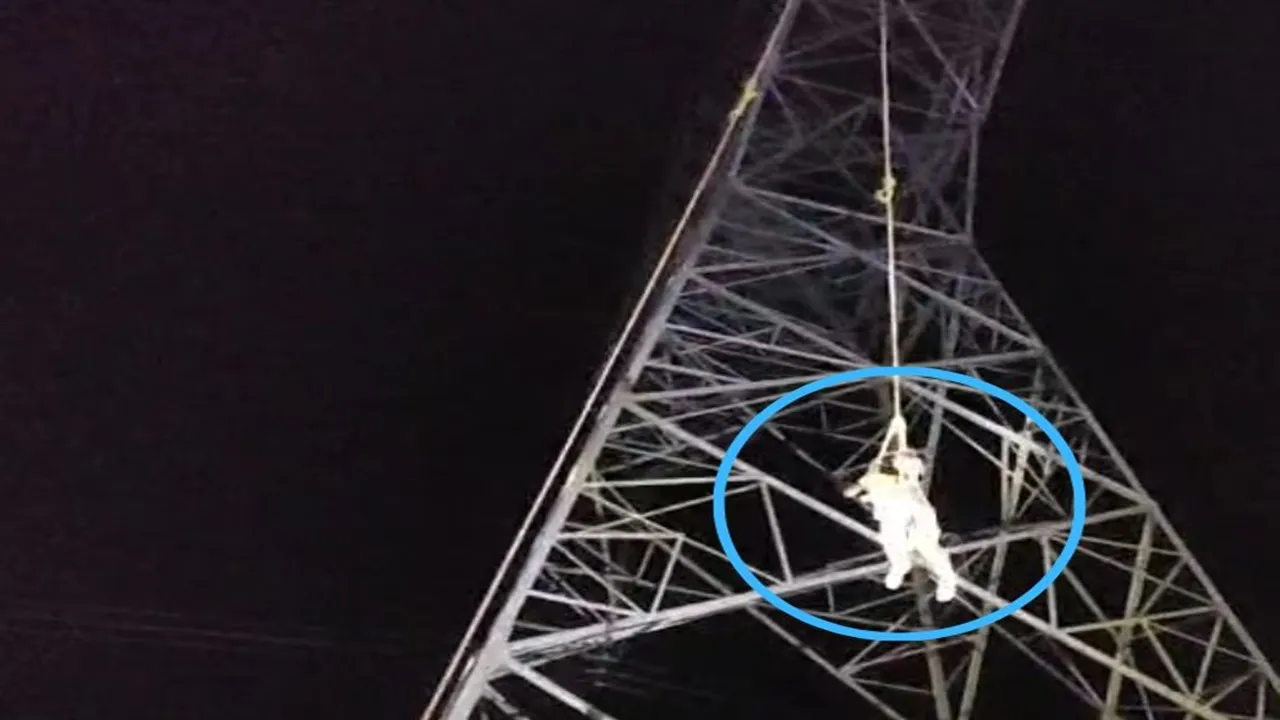 रायबरेली में हाईवोल्टेज ड्रामा: सिरफिरे ने हाईटेंशन लाइन पर चढ़कर तीन घंटे तक काटा हंगामा, पुलिस ने किया रेसक्यू