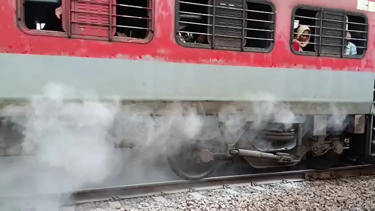 उड़ीसा संपर्क क्रांति एक्सप्रेस में धुएं से हड़कंप, ट्रेन से कूदकर भागे यात्री, जांच के बाद हुई रवाना