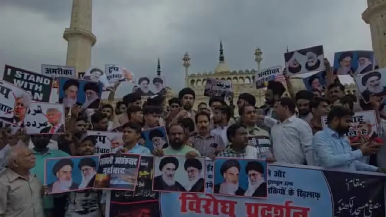 लखनऊ में जुमे की नमाज के बाद इजरायल और अमेरिका के खिलाफ नमाजियों ने किया प्रदर्शन, भारत सरकार से की यह मांग