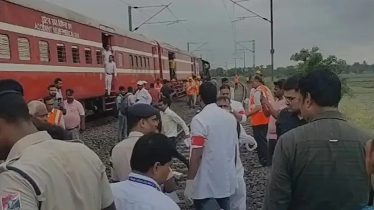 बिहार: कटिहार में अवध असम एक्सप्रेस ट्रेन से टकराई रेलवे ट्रॉली, 1 की मौत, चार रेलकर्मी घायल