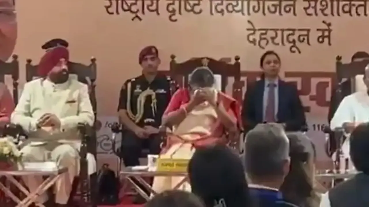 राष्ट्रपति मुर्मू ने दृष्टिबाधित बच्चों के साथ मनाया अपना जन्मदिन, शुभकामना गीत सुनकर हुईं भावुक 