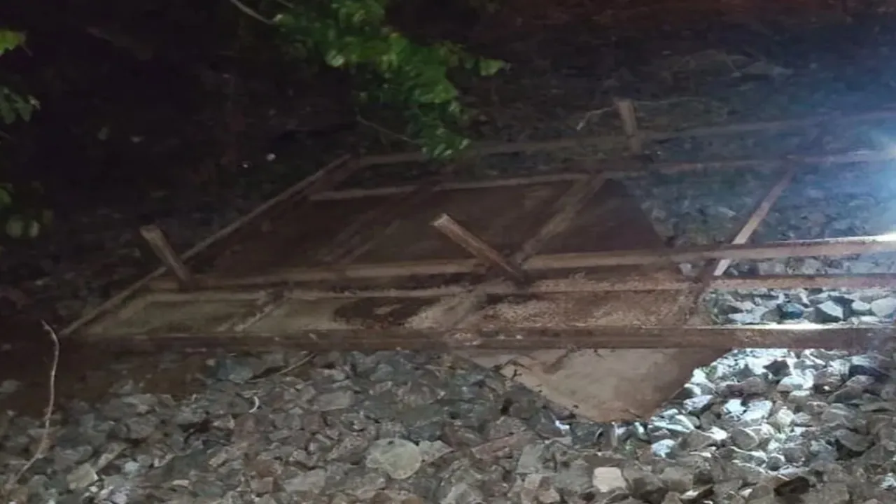  लखनऊ फिर ट्रेन पलटने की साजिश! लोहे की होर्डिंग से टकाराई हमसफर एक्सप्रेस, लोको पायलट की सूझबूझ से टला हादसा