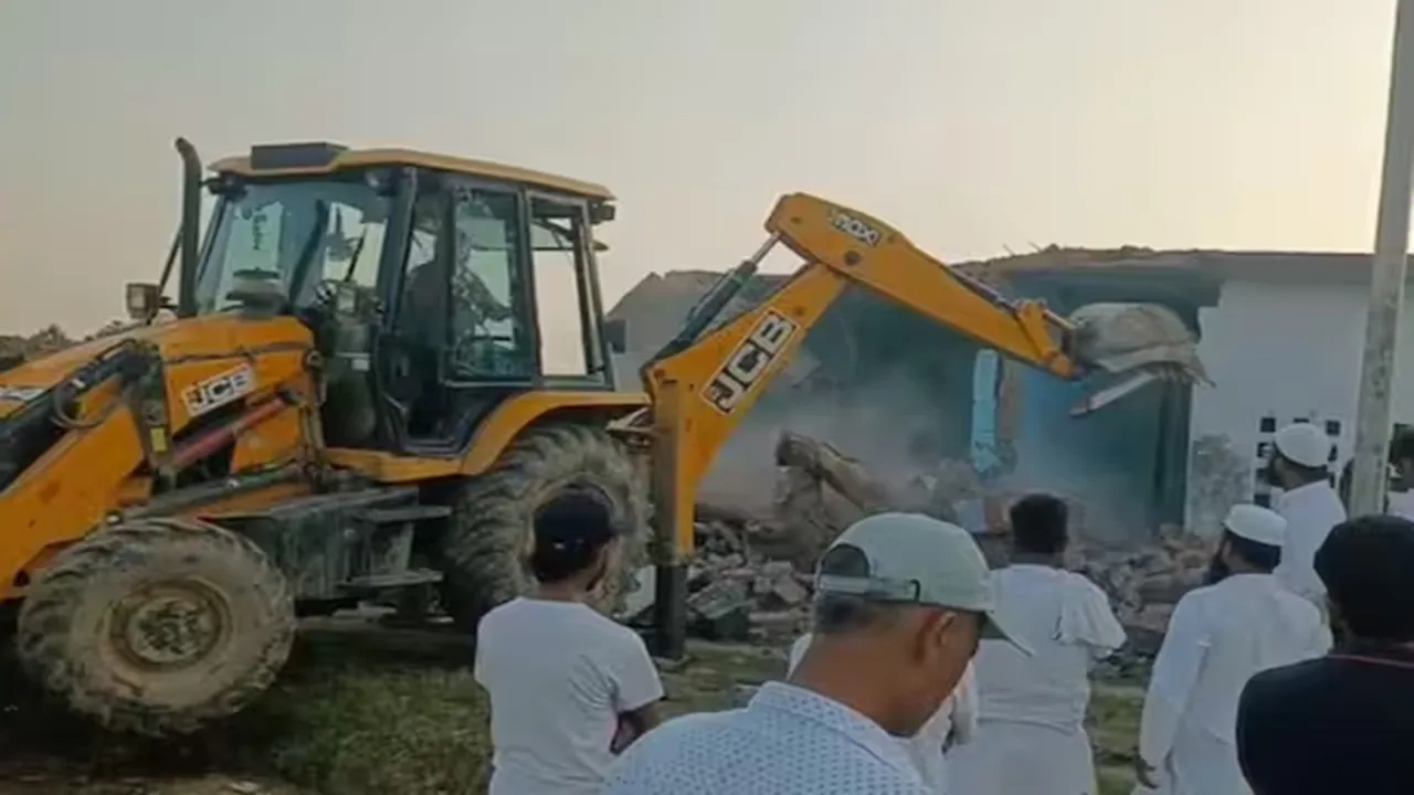 सिद्धार्थनगर: अवैध रूप से बनाये गये मदरसों के खिलाफ चला 'बाबा का बुलडोजर' एक दर्जन मदरसे जमींदोज, 25 बाकी 