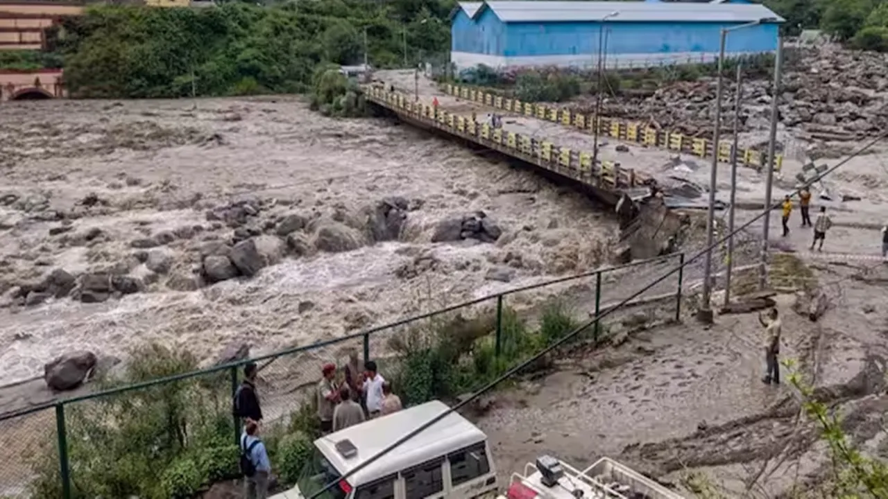 हिमाचल प्रदेश: कांगड़ा में अचानक बादल फटने से आई बाढ़, 2 लोगों की मौत, 20 बहे