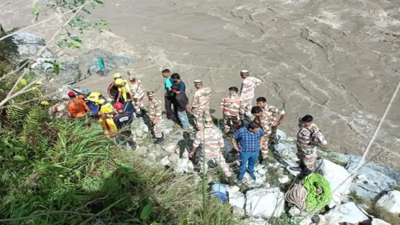 उत्तराखंड में बड़ा हादसा: बदरीनाथ जा रही मिनी बस अलकनंदा में गिरी, दो की मौत और 10 लापता 
