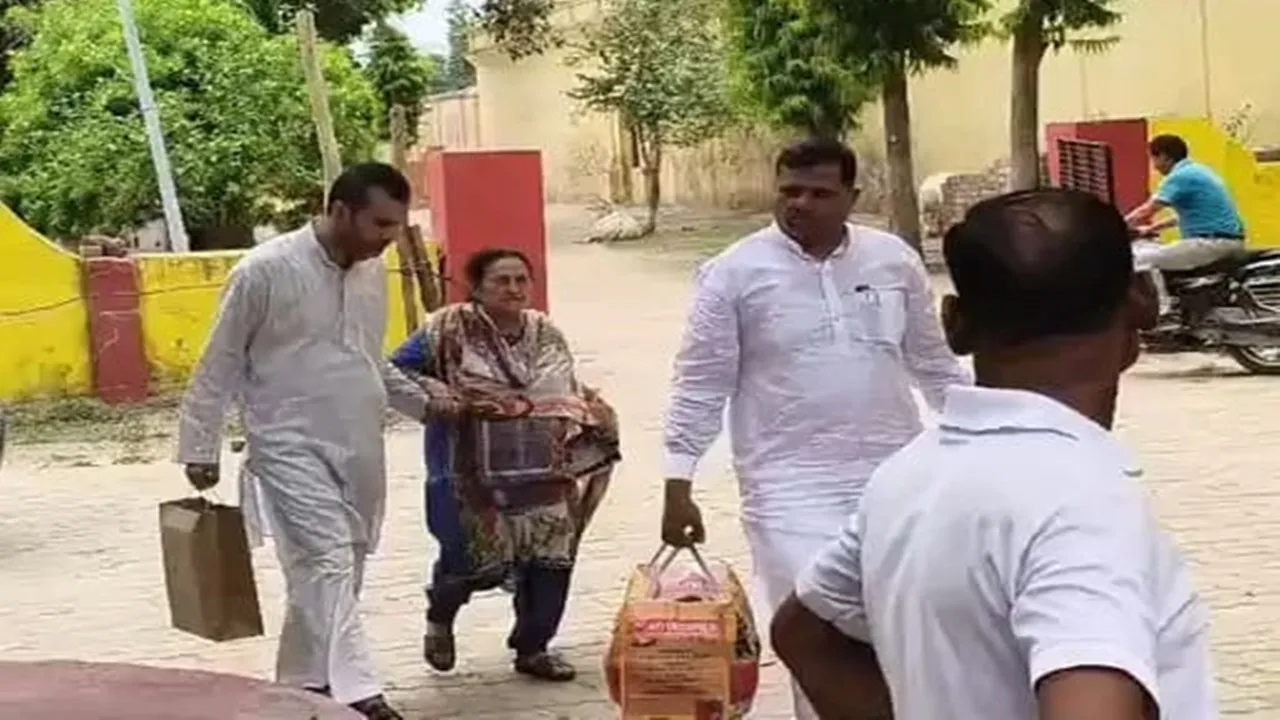 सीतापुर: जेल में आजम खां से मिलने पहुंचीं पत्नी तंजीम और पुत्र अदीब