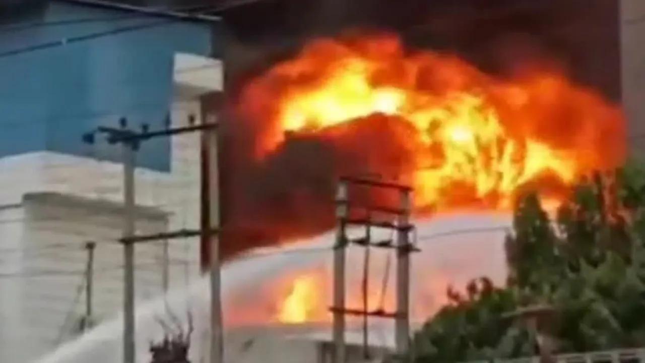 नोएडा: पेंट के कारखाने में लगी भीषण आग, धुंआ-धुंआ हुआ पूरा इलाका, फायर ब्रिगेड की 30 गाड़ियों ने पाया गया काबू 