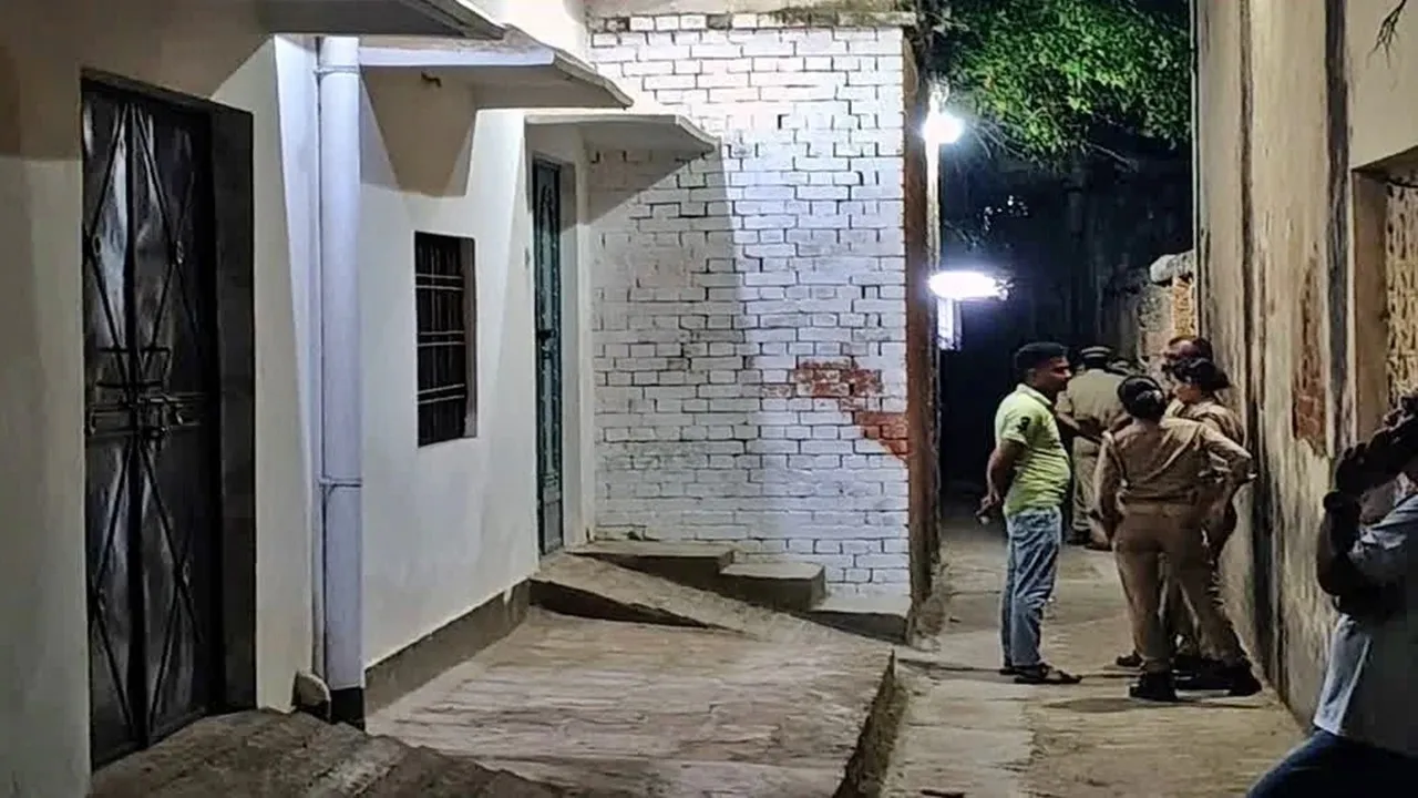 लखनऊ: मलिहाबाद में मिला हथियारों का जखीरा, नजारा देख पुलिस भी रह गई सन्न, एक हिरासत में