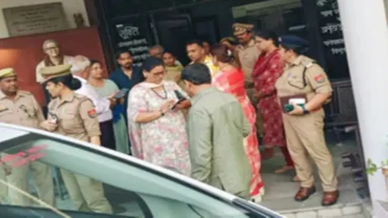 नोएडा: अवैध वृद्धाश्रम में बुजुर्गों संग अमानवीयता, बंधे थे हाथ-पैर, बदन पर नहीं था कपड़ा, 42 को पुलिस ने छुड़ाया