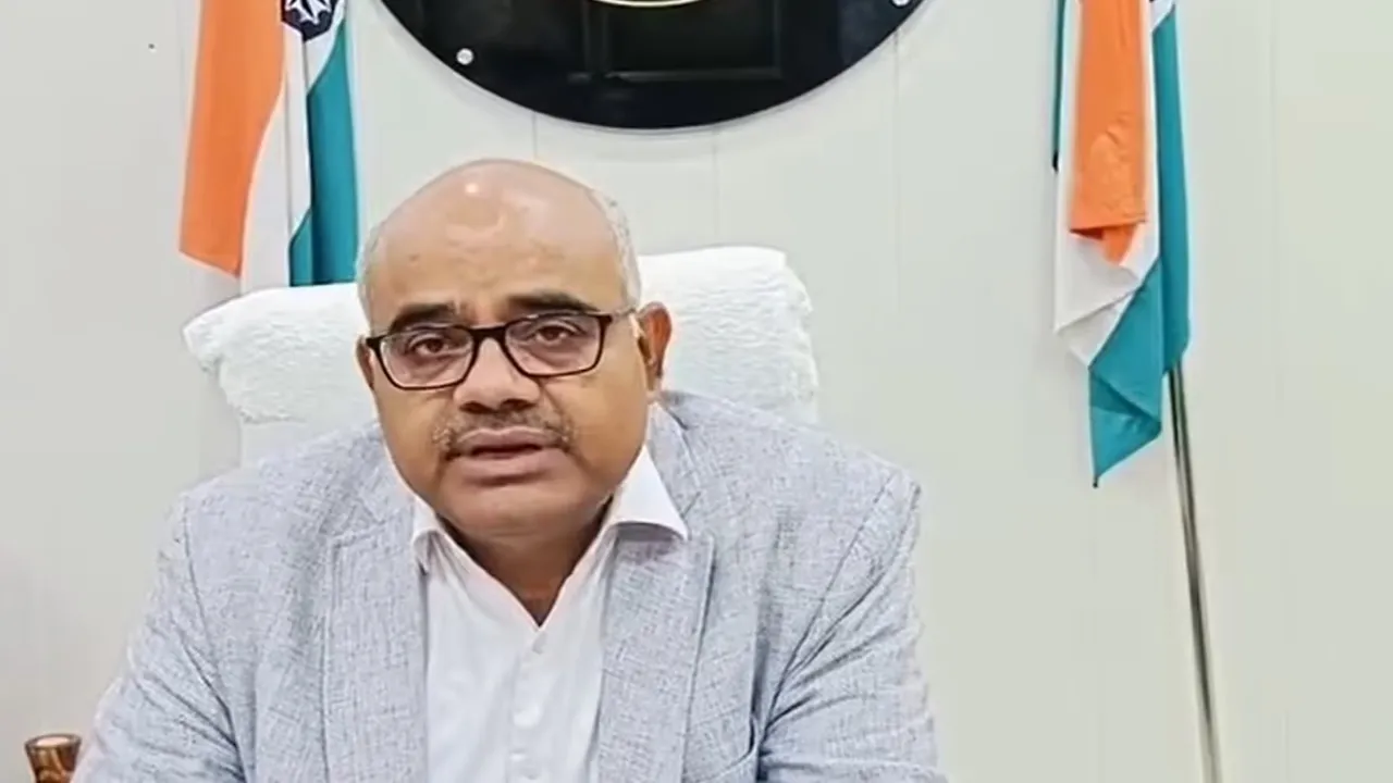 डीएम साहब! ये रिश्वत केडीए में पहुंचवा दीजिएगा...जिलाधिकारी के पास चेक लेकर पहुंचा पीड़ित, मचा हड़कंप, जानें पूरा मामला