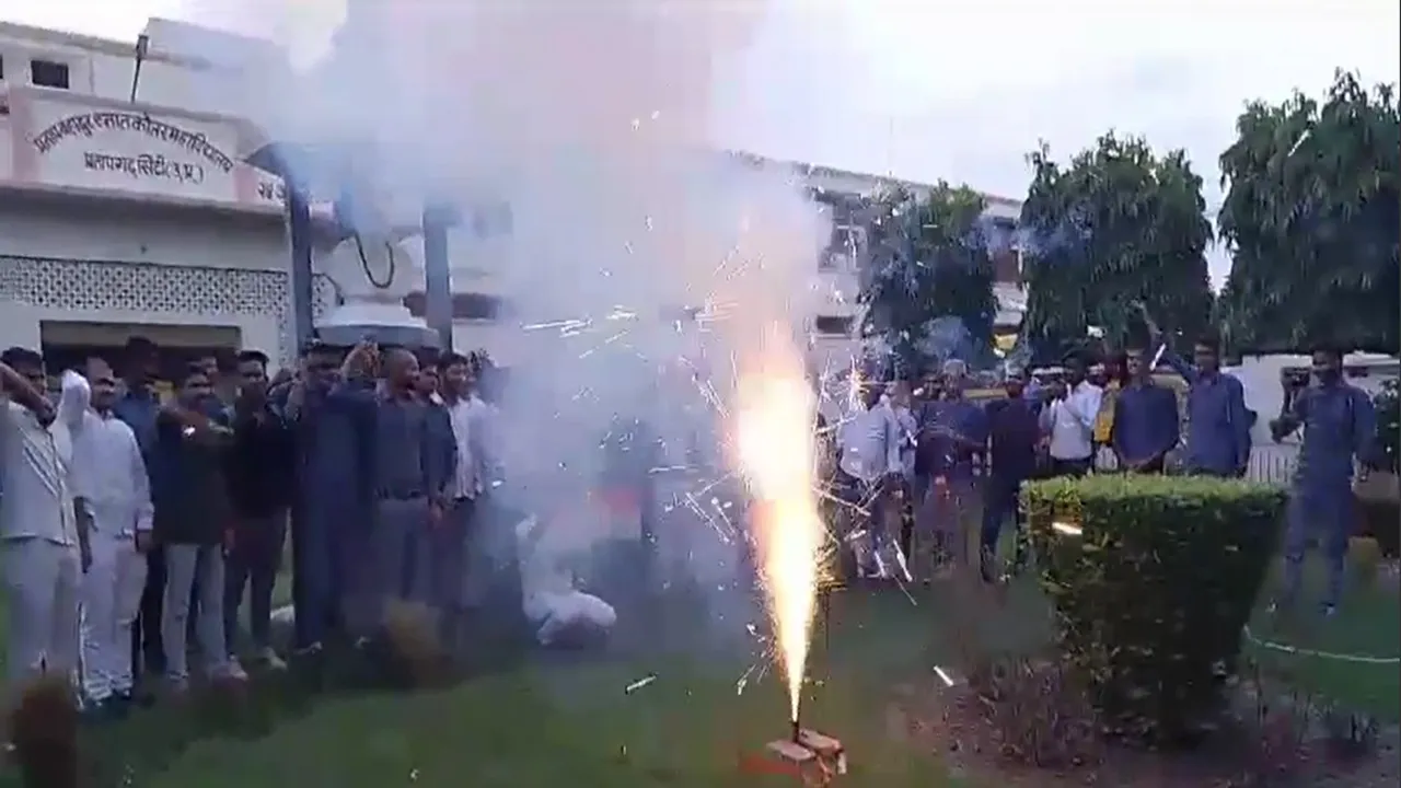 प्रतापगढ़: PBPG कॉलेज में अंतरिक्ष यात्री शुभांशु की सफलता पर मना जश्न, फोड़े पटाखे, जानिए क्या बोले प्राचार्य प्रो.अमित कुमार