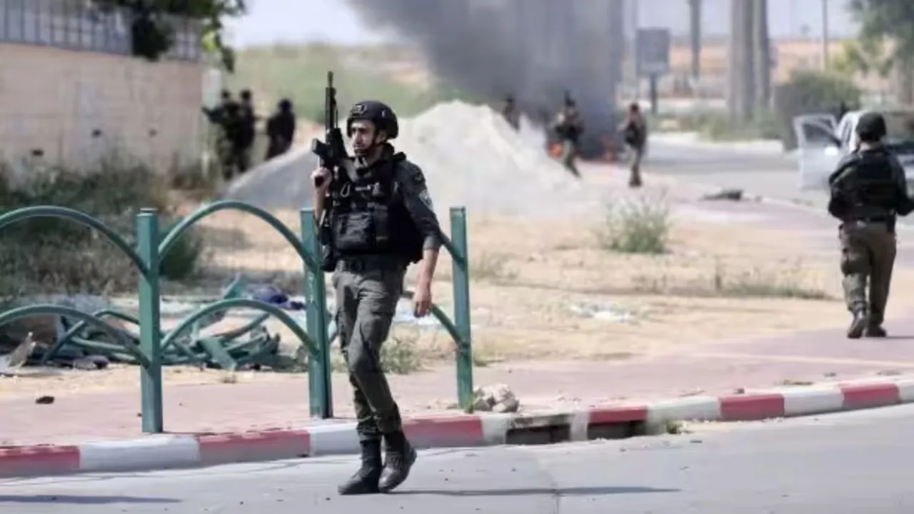 फलस्तीनी अधिकारी का दावा- राहत वितरण केंद्र की तरफ जा रहे 27 लोगों को इजराइली सेना उतारा मौत के घाट