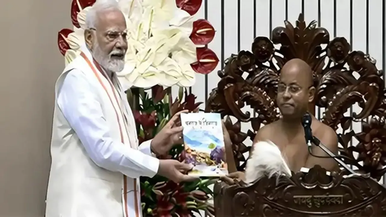 'धर्म चक्रवर्ती’ की उपाधि से सम्मानित हुए PM मोदी, कहा- संतों के अमर विचारों के कारण भारत सबसे प्राचीन जीवंत सभ्यता है