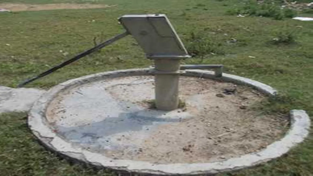  बहराइच: मंदिर परिसर में बेकार पड़े हैंडपंपों को सही कराने की ग्रामीणों ने उठायी मांग 