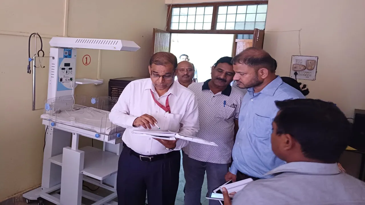 बाराबंकी: एडी हेल्थ के निरीक्षण में गैरहाजिर मिलीं चिकित्सक व स्टाफ नर्स, कारण बताओ नोटिस जारी