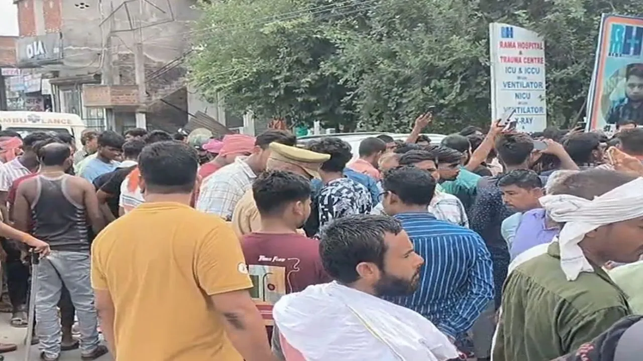 Azamgarh News: ऑपरेशन के बाद मरीज की मौत, परिजनों ने अस्पताल के बाहर किया हंगामा 