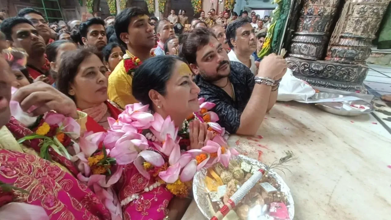 मथुरा: CM रेखा गुप्ता ने श्री बांके बिहारी मंदिर में किया दर्शन-पूजन, देश की तरक्की की कामना